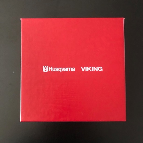 NWOT Husqvarna Viking “Designer SE” Sewing Machine Ornament - Picture 5 of 10